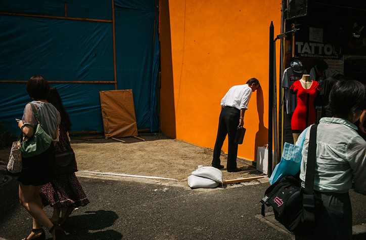 Shin Noguchi photographs the bizarre and beautiful details of public life