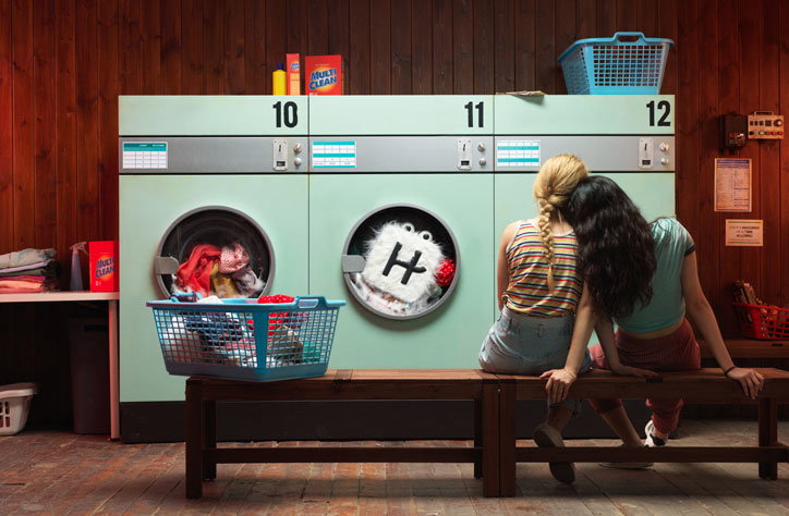 Hinge’s logo comes to life as a cute and fluffy live action character, only to be killed off