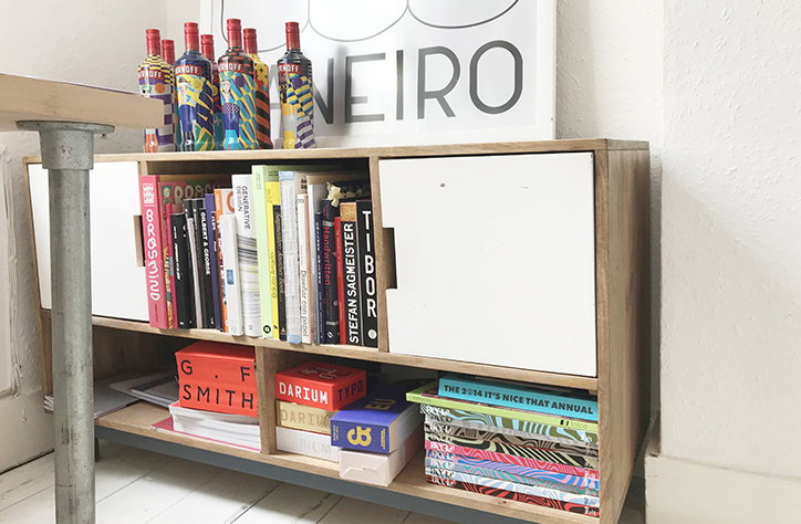 “Brexit is the dumbest error in the history of the UK”: the Yarza Twins presents its Bookshelf