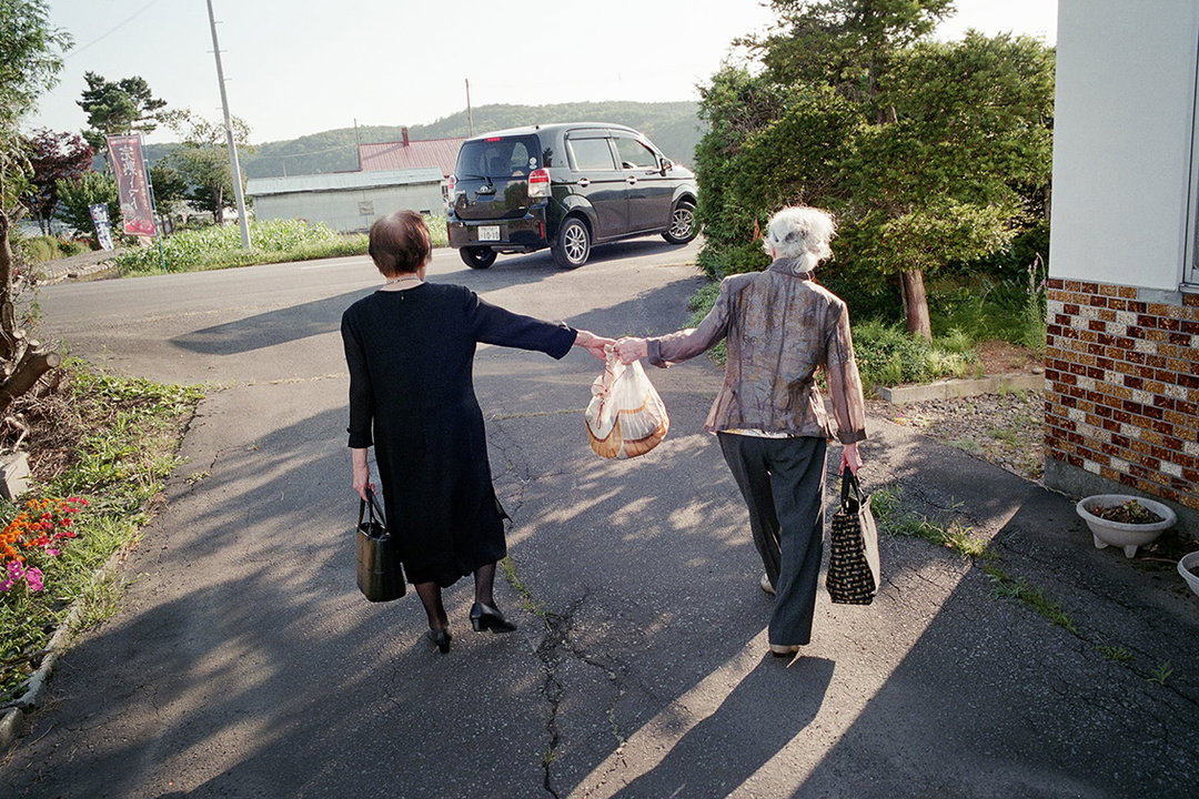 kentaro-takahashi-tomatoes-a-bird-takeko-and-koichi-features-photography-itsnicethat-33.jpg