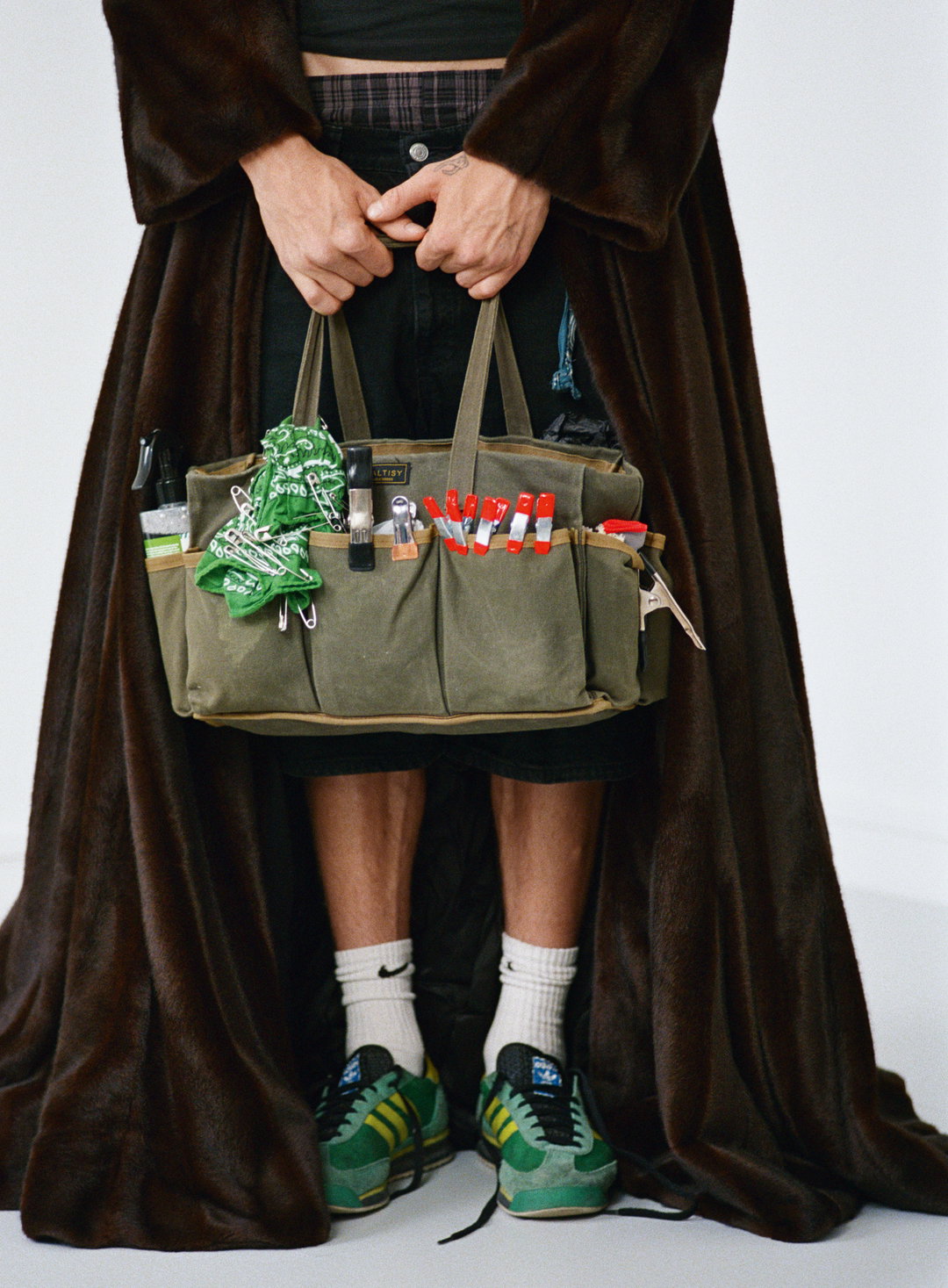 assistants-virginie-benarroch-lola-raban-photography-project-itsnicethat-02