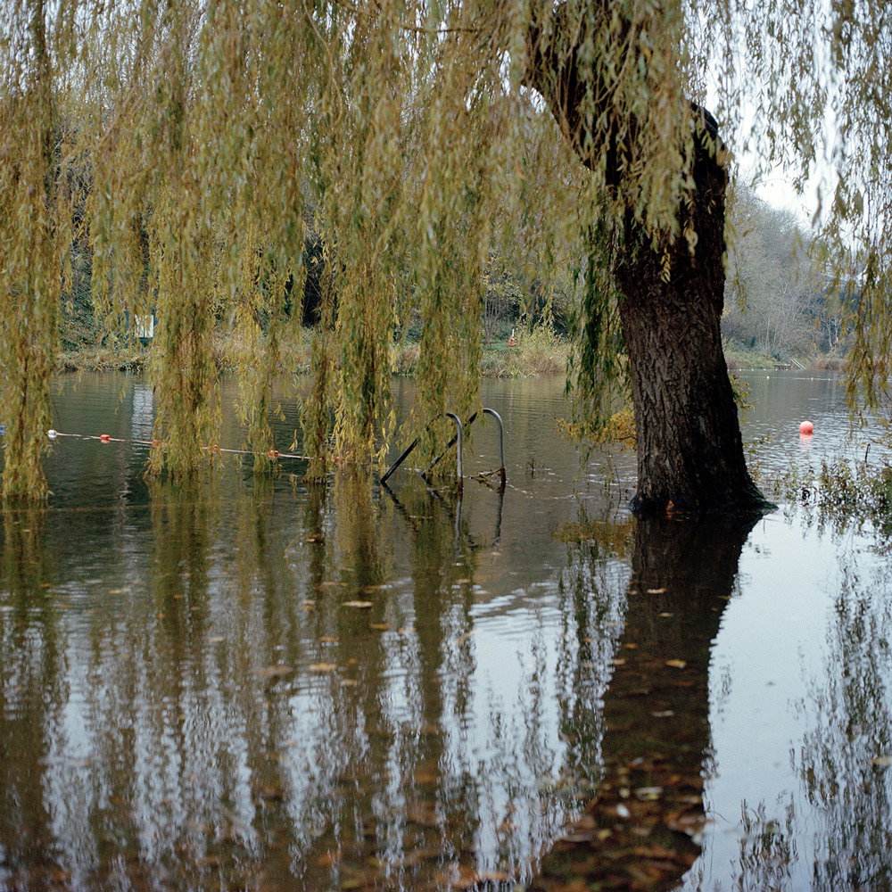 EvaWatkins-Landscape-SynchronisedSwimming-Photography-itsnicethat.jpg