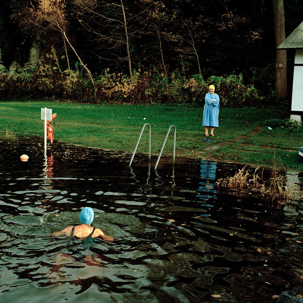 EvaWatkins-Swimming-SynchronisedSwimming-Photography-itsnicethat.jpg