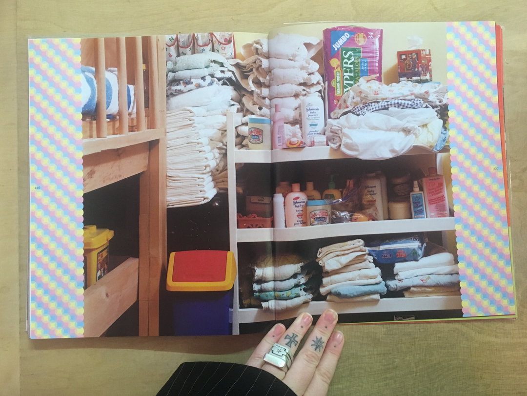 Ami-Evelyn-Hughes-bookshelf-interior-4