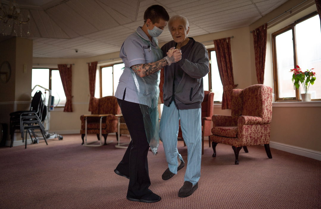 Jack-Dodsley,-70,-dances-with-a-carer-in-PPE-©-Tom-Maddick-_-SWNS_-photography-itsnicethat_sml.jpg