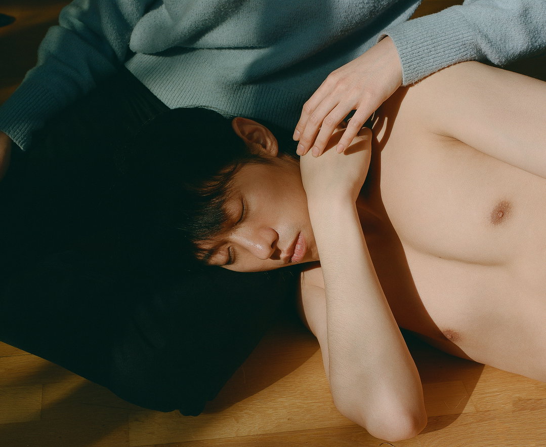 Ruizhe Hong’s photography journeys through the entangled emotions of intimate relationships