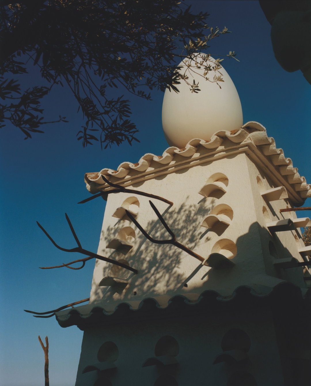apartamento-casa-dali-photography-itsnicethat-01.jpg