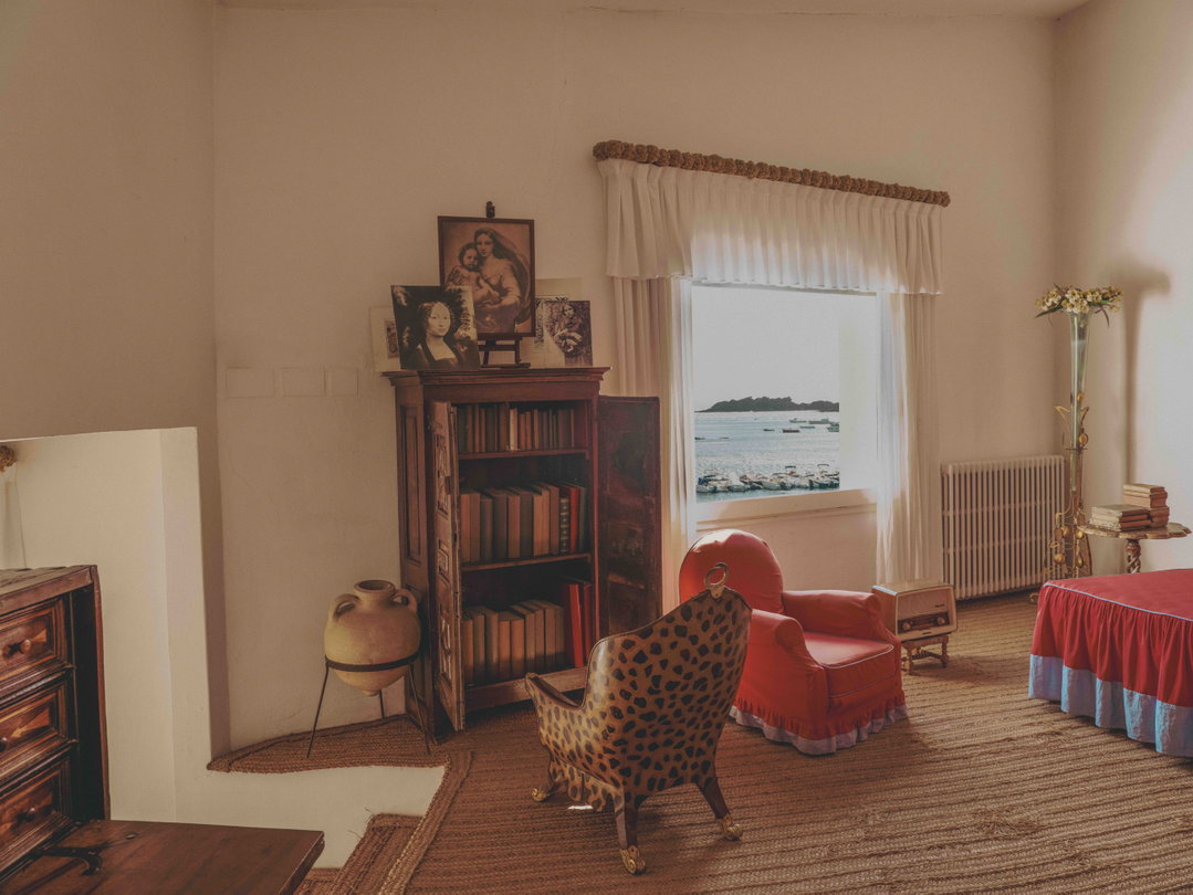 apartamento-casa-dali-photography-itsnicethat-03.jpg