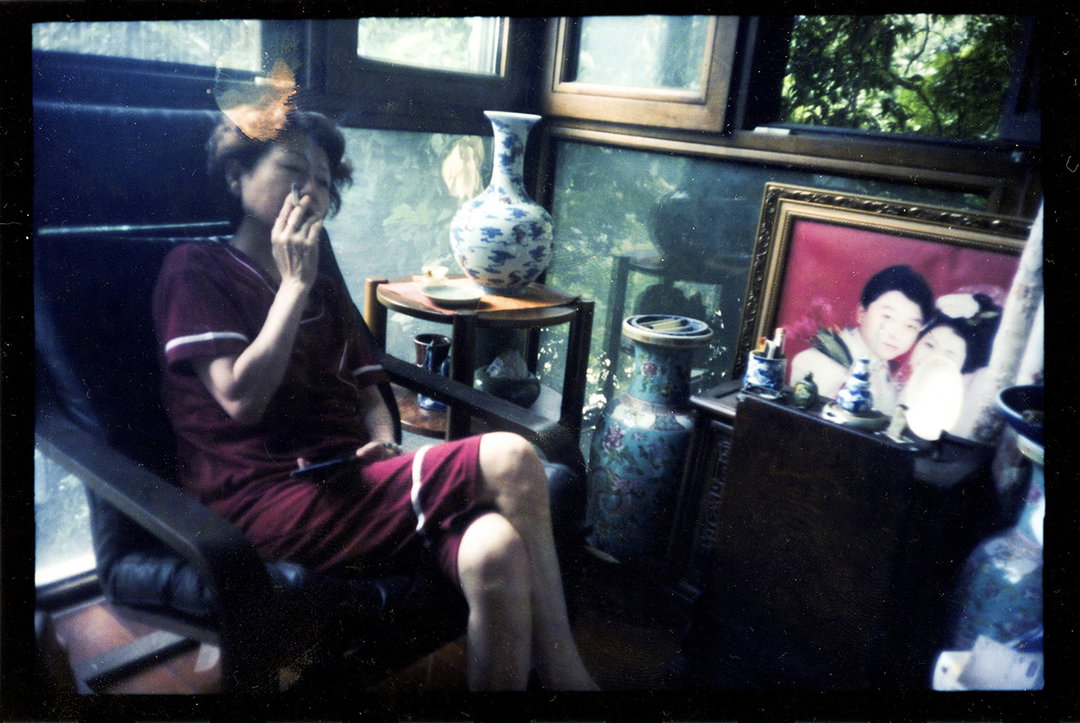 chengyuhan-photographer-int05_Mom’s smoking, we share a cigarette.jpg