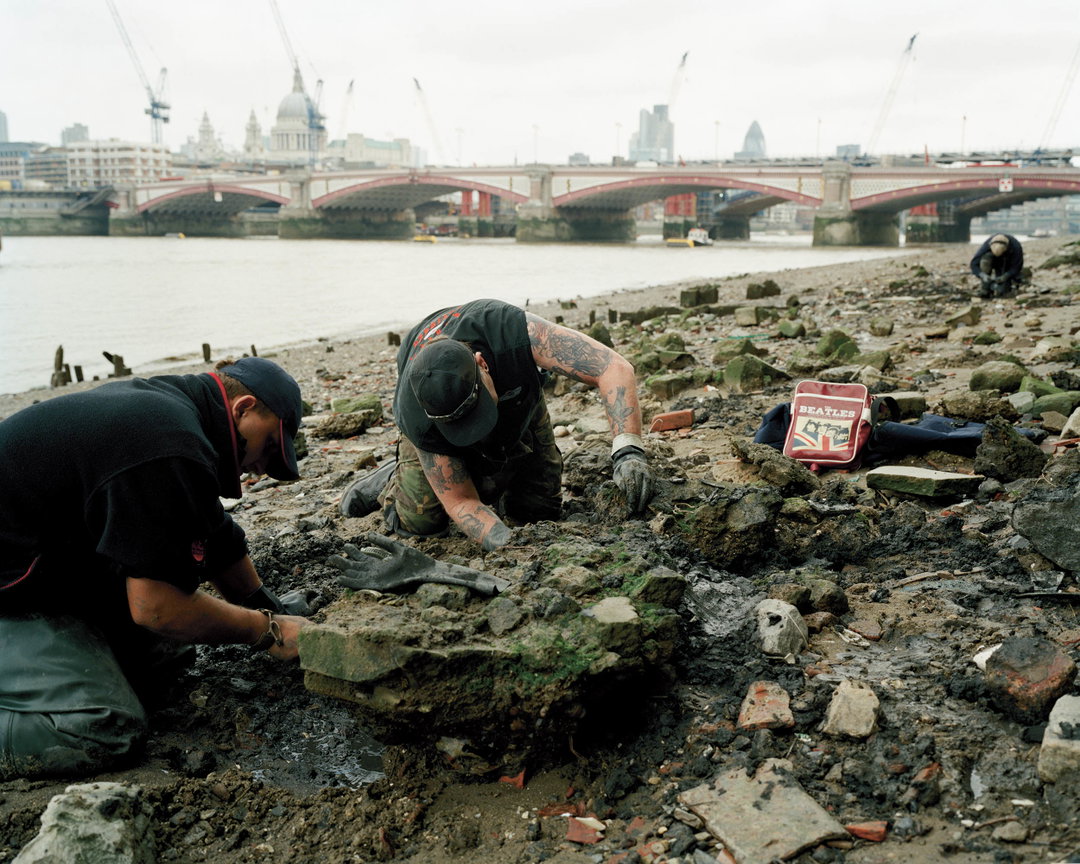 chloe-dewe-mathews-thames-log-photography-itsnicethat-13.jpg