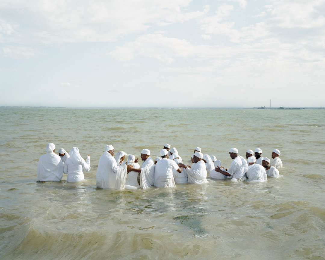 chloe-dewe-mathews-thames-log-photography-itsnicethat-19.jpg