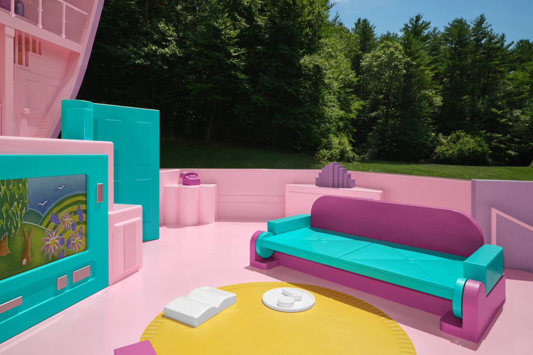 polly-pocket-compac-airbnb-icons-project-itsnicethat-09.jpg