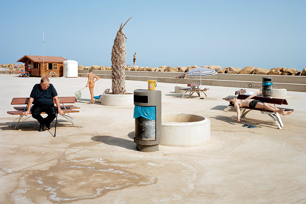 txema-salmans-perfect-day-photography-publication-itsnicethat-04.jpg